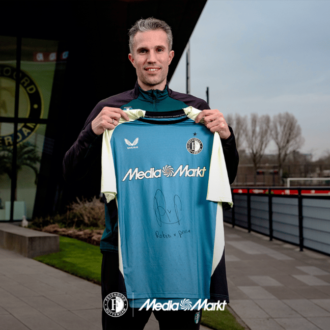 Win een gesigneerd shirt door Van Persie